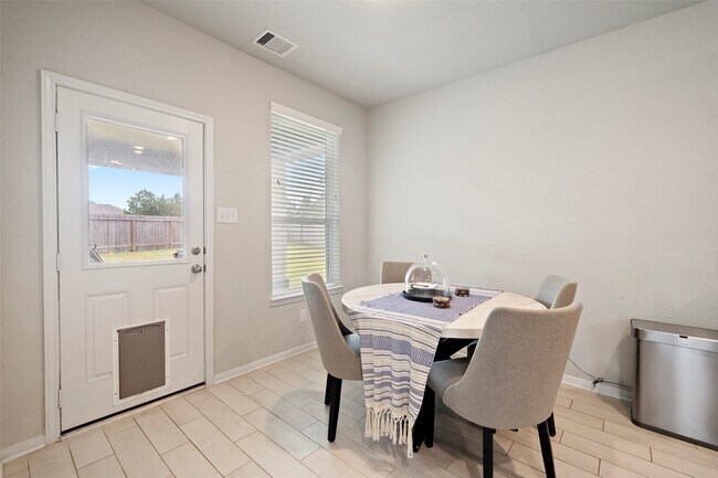 Foto del edificio - 2277 Forest Chestnut Dr