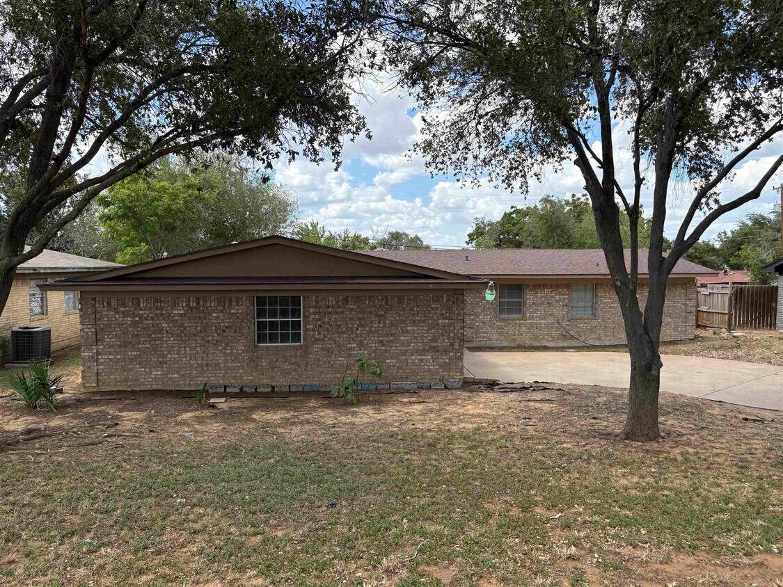 Primary Photo - 104 E Del Mar Blvd