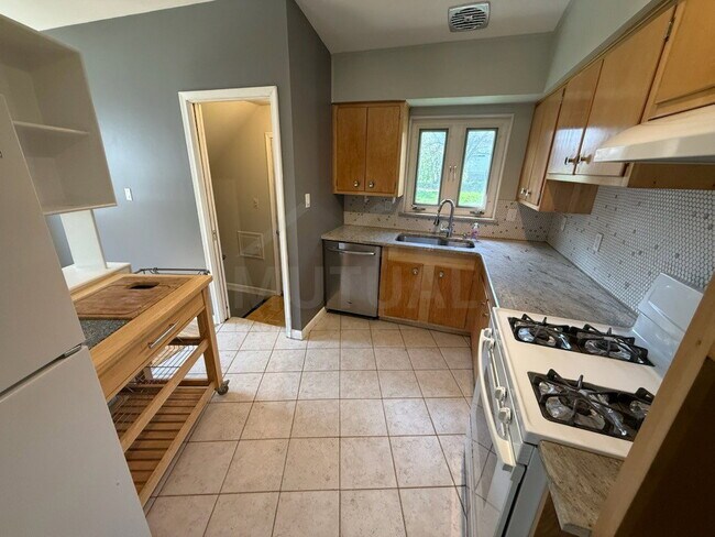 Foto del edificio - 23611 Bicking Ct