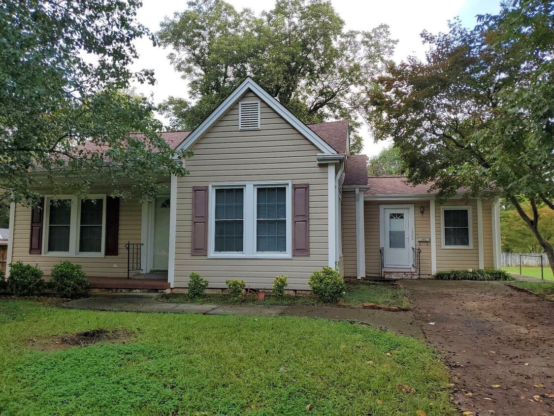 Foto principal - Great older home in Gastonia near Westfiel...