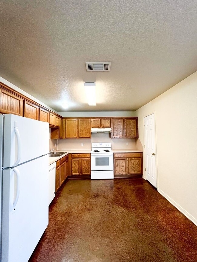 Building Photo - 1913 Charleston Ct