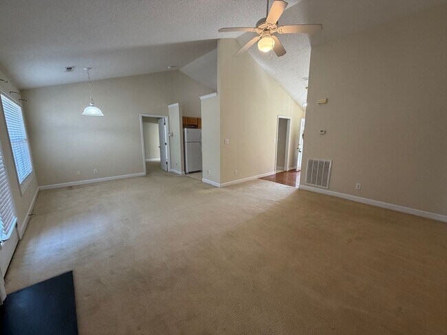 Building Photo - Elon / Townhome