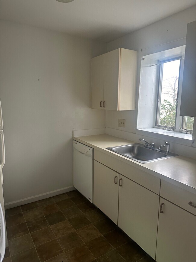 Building Photo - 133 Hamden Ave