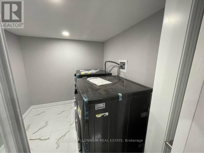 Building Photo - 13 Haydrop Rd