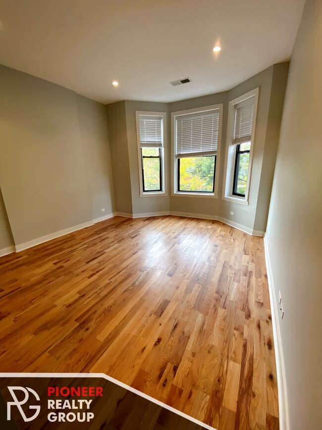 Building Photo - 751 W Buckingham Pl