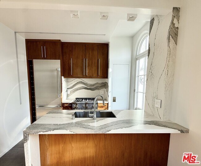 Foto del edificio - 1302 N Sweetzer Ave