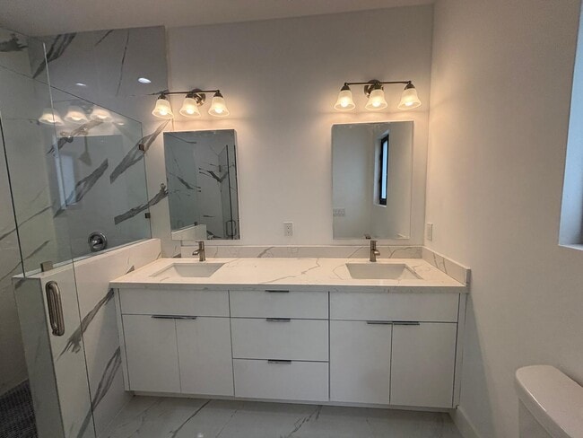 Main Bathroom - 729 Lamar St E