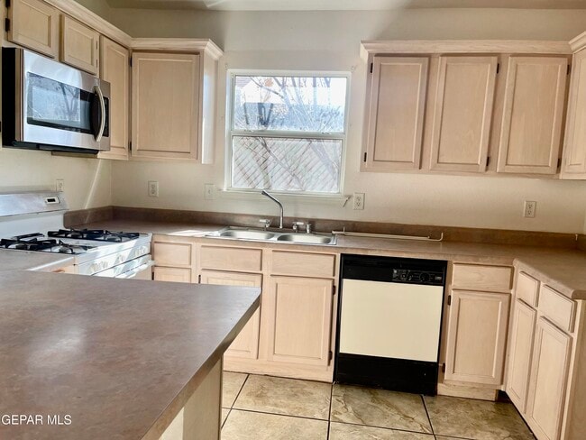 Building Photo - 3929 Tierra Marfil Rd