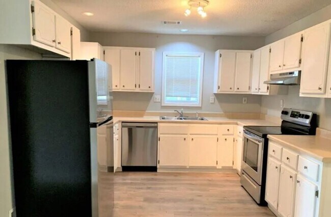 Foto del edificio - SCAD-Friendly 3BR Home Near Bus Route – Perfect for Roommates