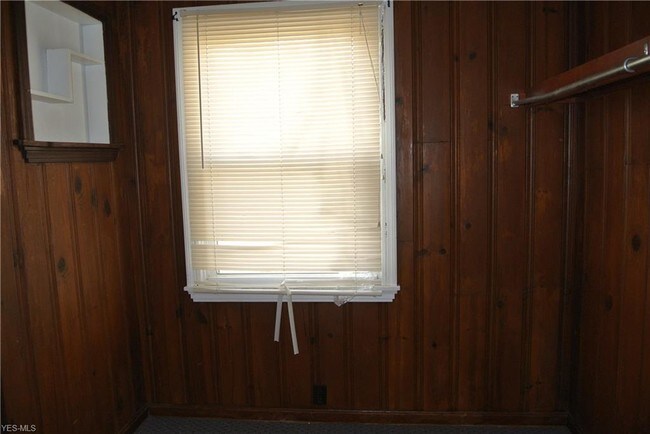 Building Photo - 2416 Albrecht Ave