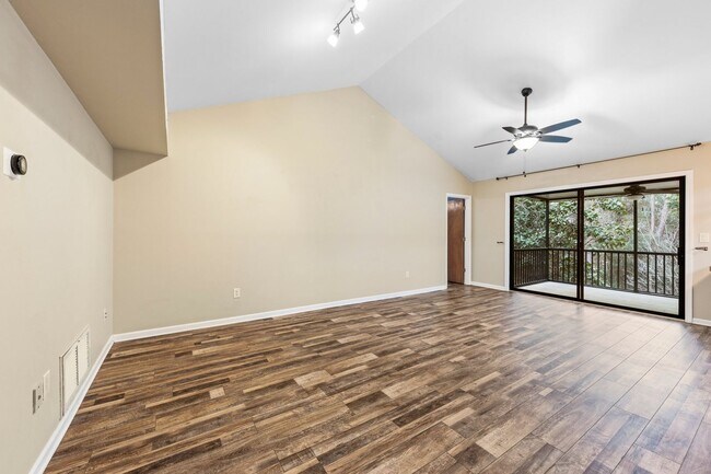 Building Photo - Updated in home in convenient location!!