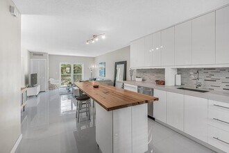 Building Photo - 200 E Royal Palm Rd