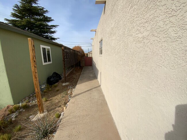 Foto del edificio - 3 Bedroom Single Story Home Available Near Eubank Blvd NE & Indian School Rd NE!