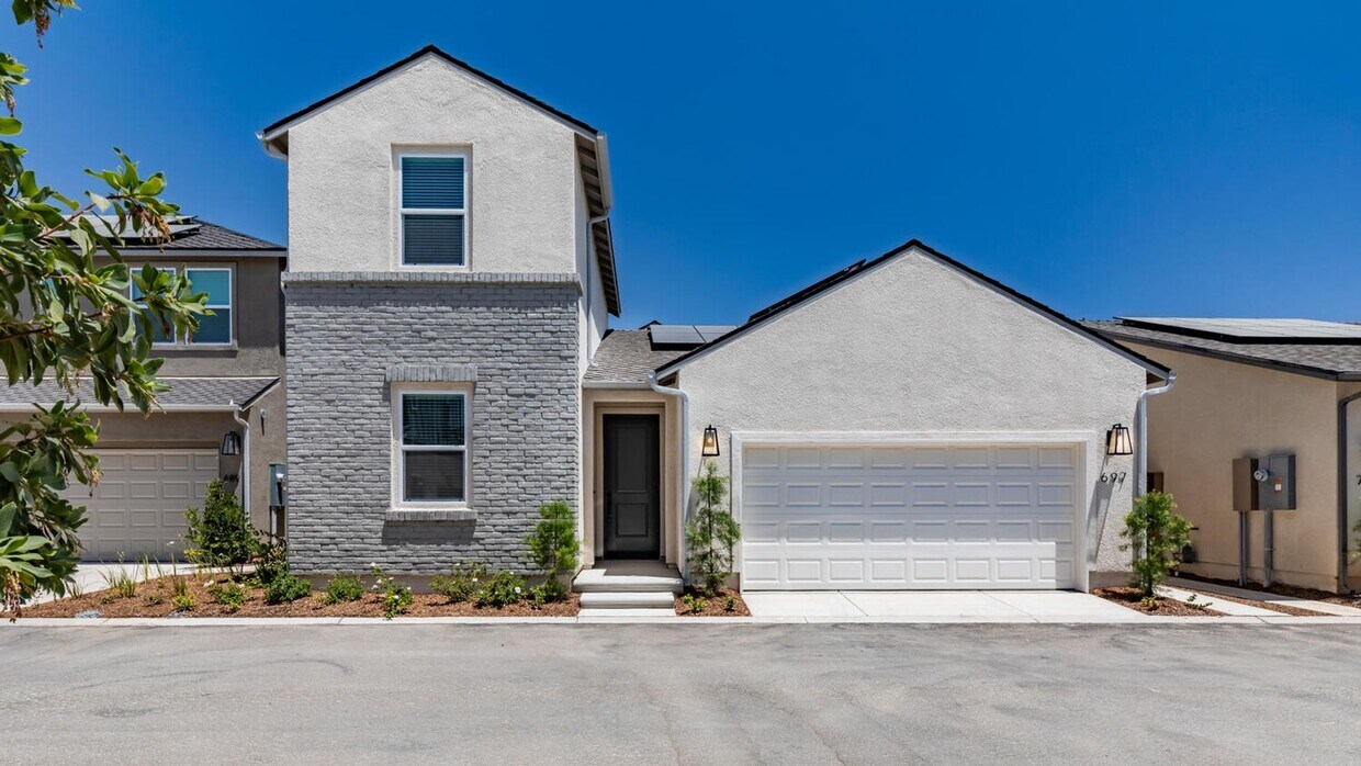 Primary Photo - New Tesoro Viejo home with 3 bedrooms, 3 b...