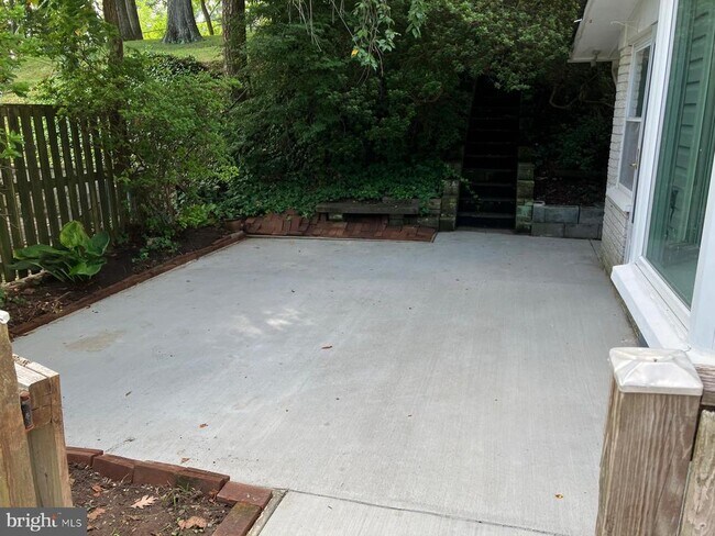 Foto del edificio - 7029 Woodley Ln
