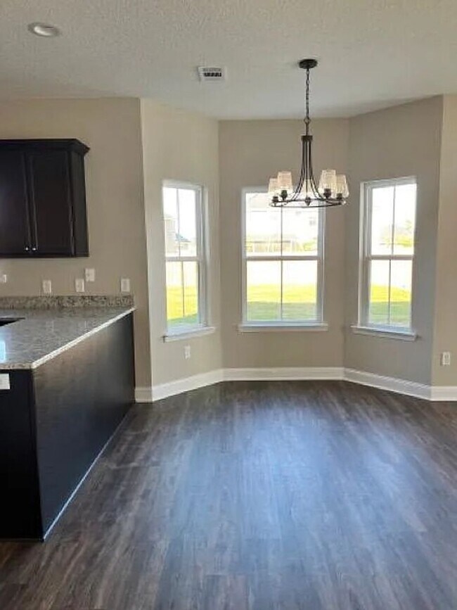 Building Photo - g 3-bedroom, 2.5-bathroom, two-story home ...