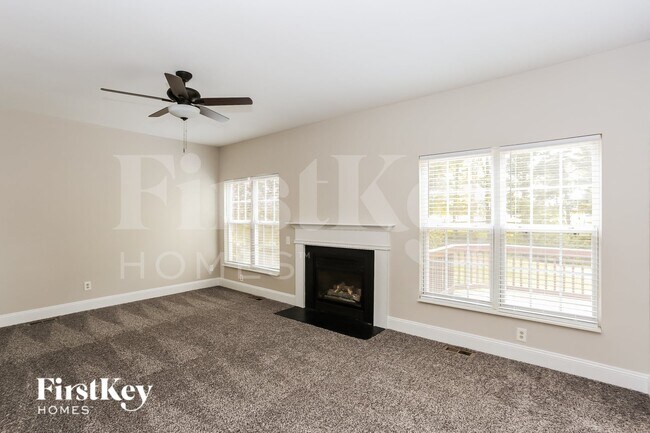 Building Photo - 8601 Glade Ct