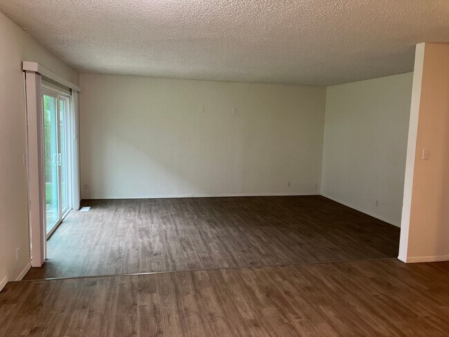 Foto del edificio - Remodeled Two Bedroom Duplex in North Sale...