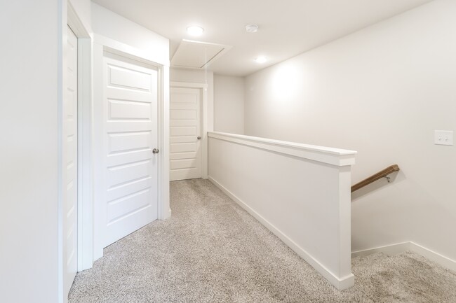 Building Photo - 671 The Heights Ln