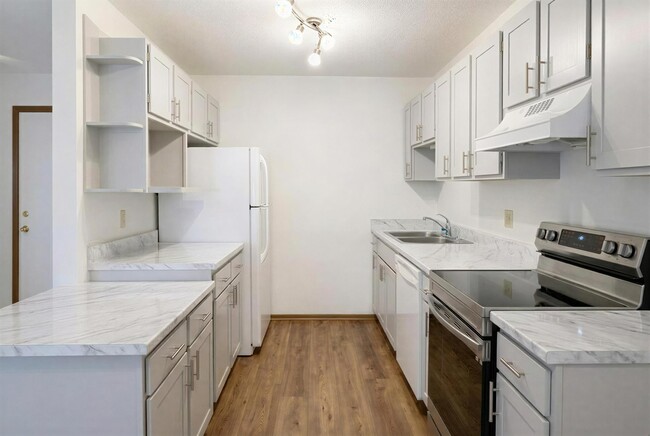 Newly Renovated 3 Bed 1 Bath - Murdock Apartments