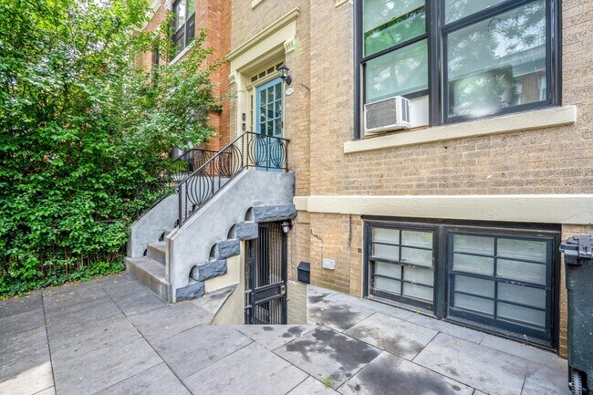 Building Photo - 250 E 25th St