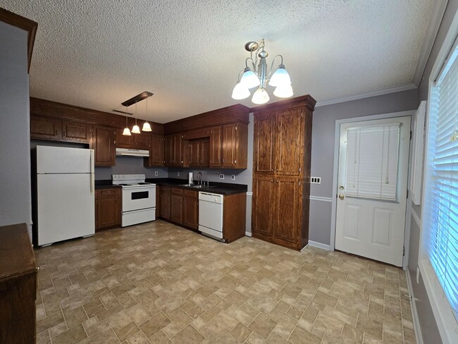 Building Photo - 385 Wildwood Ave