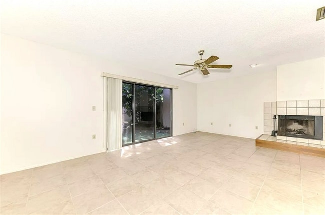 Foto del edificio - 979 Sunridge Dr