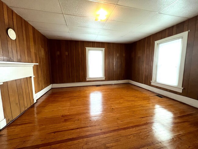 Building Photo - Beautiful Hardwood Floors and Conveniently...