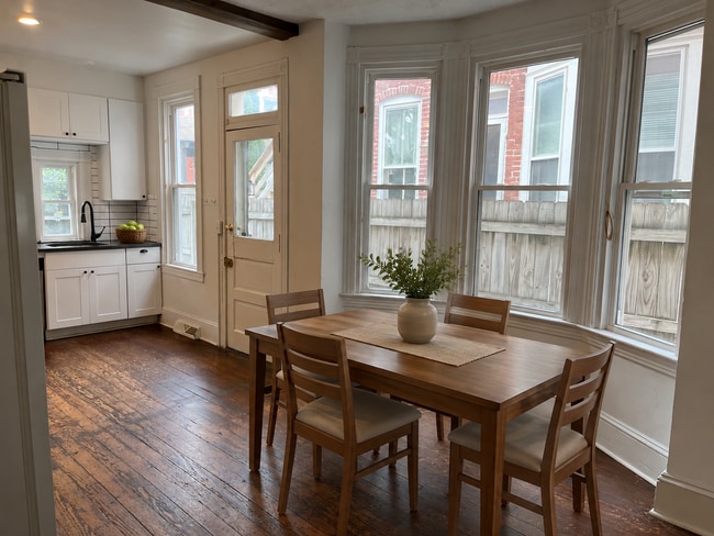 Building Photo - Beautiful 5 Bedroom 2.5 bath Single Family Home in Prime Chestnut Hill Location!