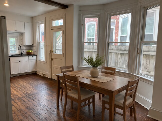 Foto del edificio - Beautiful 5 Bedroom 2.5 bath Single Family Home in Prime Chestnut Hill Location!