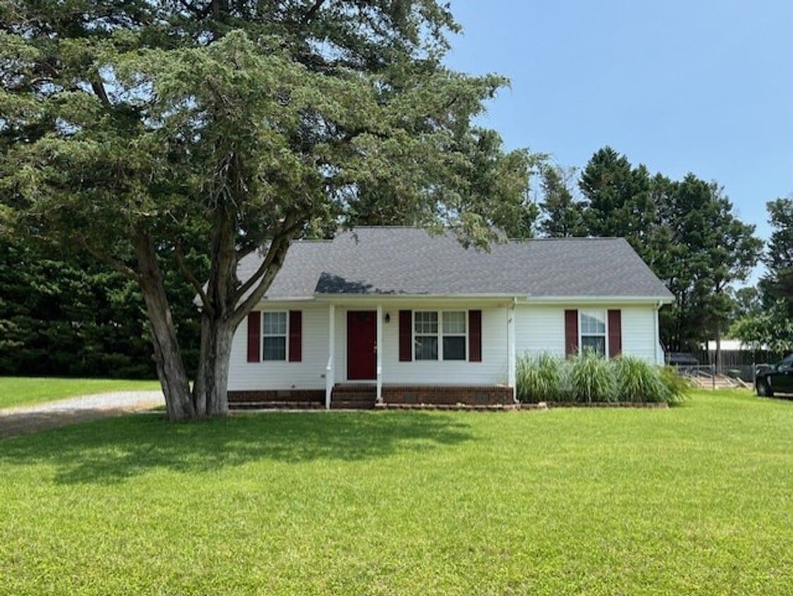 Primary Photo - ~Cute 3-Bedroom home w/fenced backyard loc...