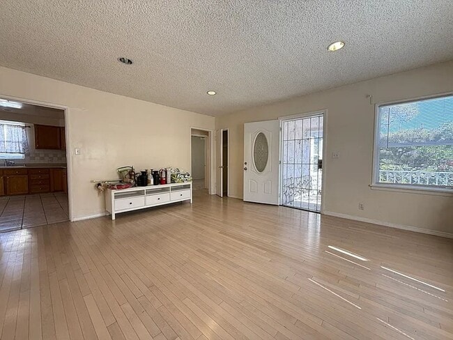 Building Photo - 316 E Floral Dr