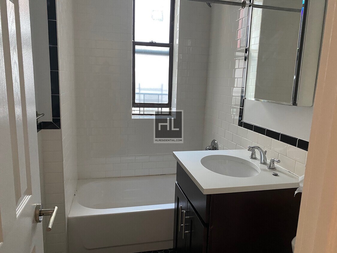 Building Photo - No Fee Two Bedrooms in Astoria, NY