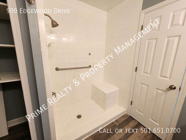 Building Photo - 900 Edgewood Dr