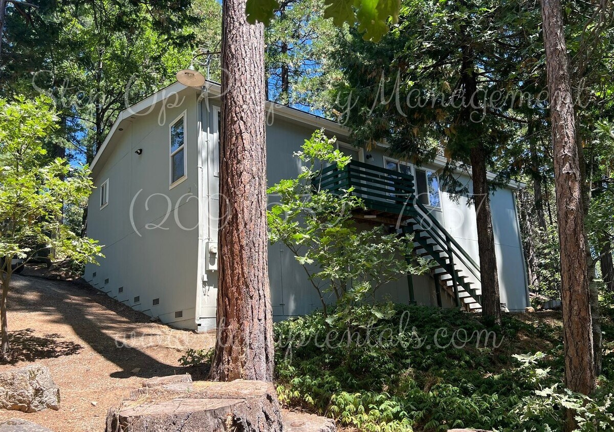 Foto principal - Modern Mountain Living: 3-Bedroom Home wit...