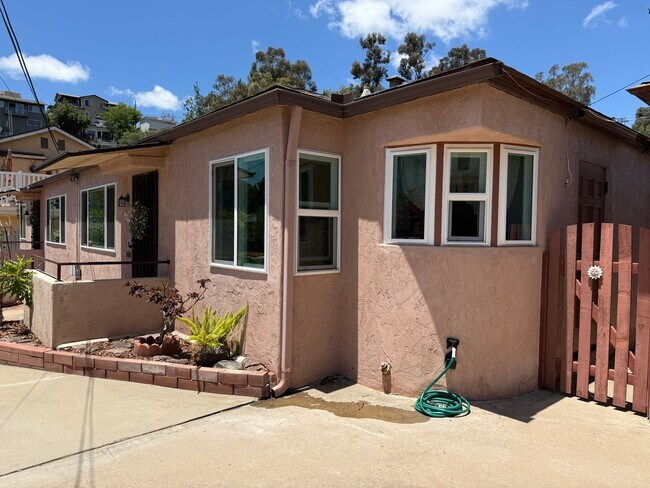 Building Photo - Cozy Two Bedroom Duplex w/ Hardwood Floors! Lovely Kitchen! Lots of Natural Light!