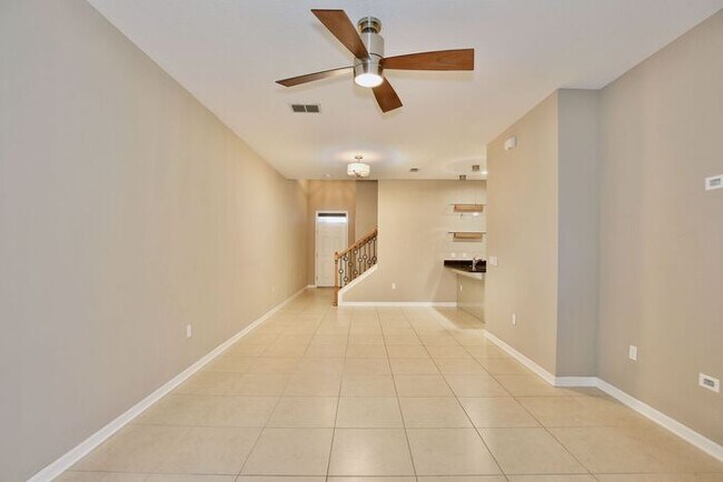 Foto del edificio - Gorgeous 4/2.5 Spacious Townhome with a Loft Area and a 2 Car Garage in the Desirable Gated Commu...