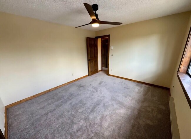 Building Photo - 587 E Golf Pl
