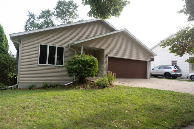 Building Photo - 4005 Winnemac Ave