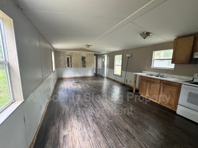 Building Photo - 137 SW Piston Glen
