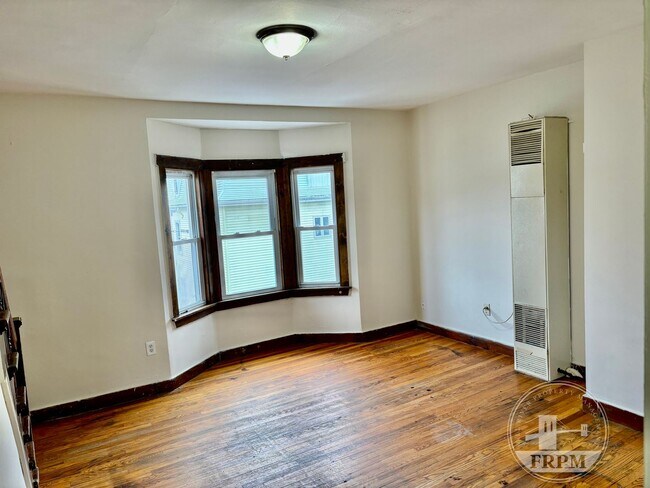 Building Photo - 118 Seabury St