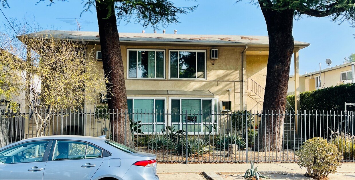 Primary Photo - 5726 Hazeltine Ave