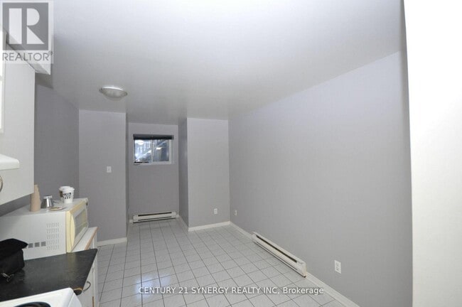 Building Photo - 450 MacLaren St
