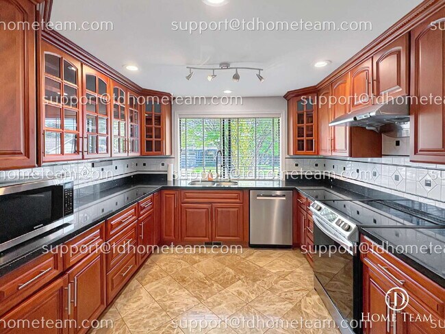 Building Photo - "Charming 3-Bed Home in Renton with Granite Touches & Gleaming Hardwood Floors!"