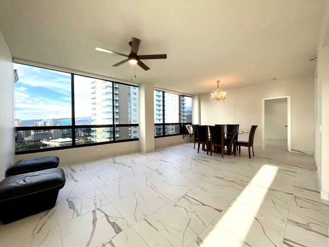 Building Photo - Kakaako: 2 Bed, 2 Bath, 2 Parking with Sto...