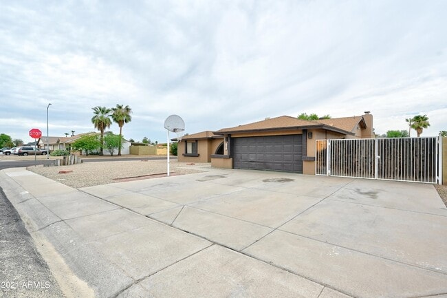 Building Photo - 7301 W Canterbury Dr