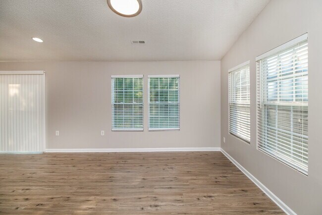 Foto del edificio - 5874 Mahogany Pl SW