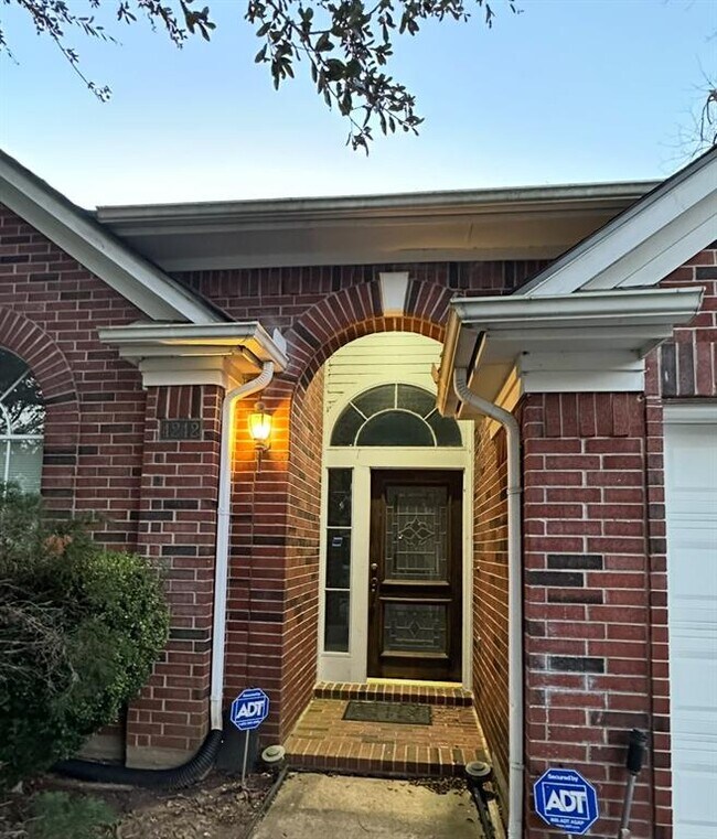 Foto del edificio - 4242 Lakeshore Forest Dr