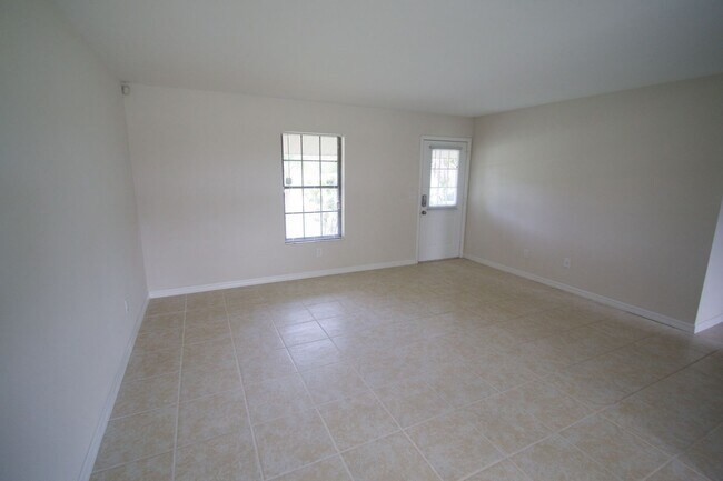 Foto del edificio - Waterfront 3BR Home on Canal | Spacious Yard | Lawn Care Included | Pet Friendly
