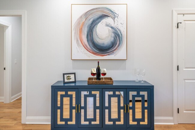 Building Photo - PREMIERE FURNISHED OFF-SEASON SHORT TERM R...